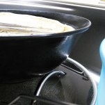自分で使った食器くらい自分で洗え。あとザルの上に丼ぶり茶碗乗せるな！