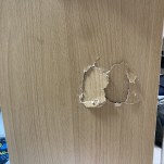 夫が学童に行き渋った娘の横で家具を蹴って穴を開けました