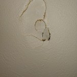 壁に穴を空け「俺を怒らせるからまた家が壊れた」と自分のした事指摘されブチ切れ